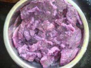 4、彩色汤圆,蒸熟的紫薯,取100G压成泥,备用。