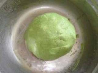 7、彩色汤圆,将加热的红菠菜汁,与200G的糯米粉混合一起,揉成不粘成的面团。