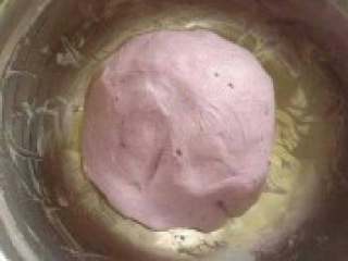 8、彩色汤圆,将加热的紫色泥与200G的糯米粉混合一起,揉成不粘的面团。