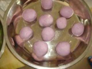 11、彩色汤圆,取紫薯泥面团,分成小面团,搓成汤圆形。