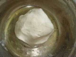 9、彩色汤圆,热白开水与200G的糯米粉混合,揉成不粘手的面团。