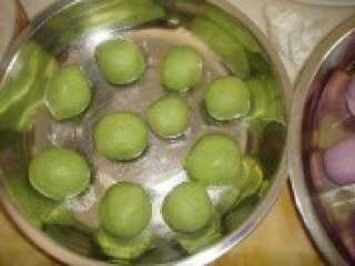 10、彩色汤圆,取菠菜汁面团,分成小面团,搓成汤圆形。