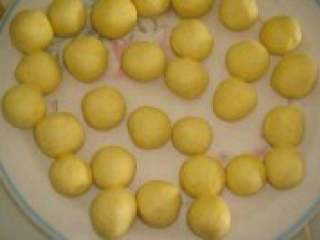 12、彩色汤圆,取南瓜泥面团,分成小面团,搓成汤圆形。