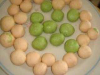 13、彩色汤圆,取红萝卜汁面团,分成小面团,搓成汤圆形。