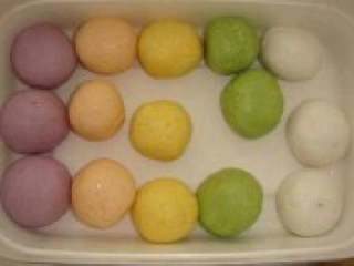 14、彩色汤圆,分别搓成汤圆形。