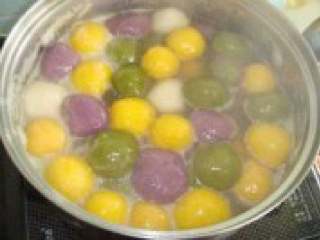 15、彩色汤圆,煲里注入约3000ML的清水,加入2片糖,煲滚后,分别将各色汤圆放入。煲至烫圆全浮起水面,汤圆为至熟啦,就可以装上碗啦。