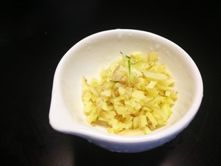 4、干煸牛肉,姜切末