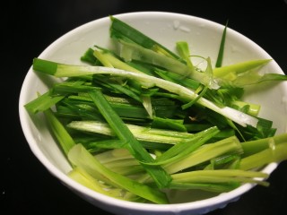 6、干煸牛肉,蒜苗切段劈开成细丝