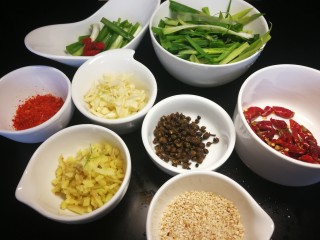 7、干煸牛肉,所有材料，我家不吃糖所以没放，不介意糖的可以加些白糖提鲜