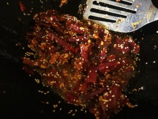 12、干煸牛肉,继续炒均匀，休息火候大小的调整不能炒糊了。