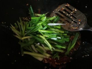 14、干煸牛肉,倒入蒜苗丝（如果是外出旅游带在路上当牛肉干吃就不放蒜苗只放葱味道完胜外面的牛肉干哦～）