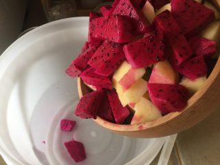 9、夏日果味酵素饮品,水果块倒入桶中