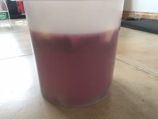 13、夏日果味酵素饮品,很好看的颜色吧。放到通风处就好。