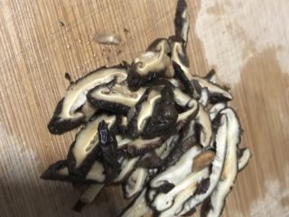 2、香菇腊肠焖饭,捞出来切成丝备用，香菇水不要倒掉