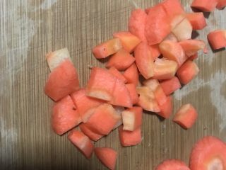 3、香菇腊肠焖饭,胡萝卜去皮切丁备用