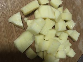 4、香菇腊肠焖饭,土豆去皮切丁备用