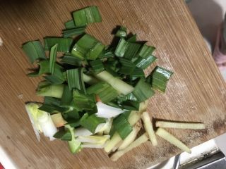 6、香菇腊肠焖饭,大蒜叶切小段，生姜片切粗丝备用