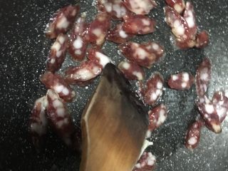 7、香菇腊肠焖饭,不粘锅将腊肠煎出油捞出