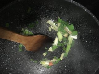 8、香菇腊肠焖饭,剩余的油将蒜叶生姜爆炒30s