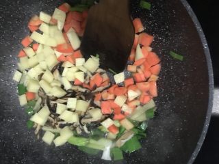 9、香菇腊肠焖饭,倒入香菇，土豆，胡萝卜翻炒片刻
