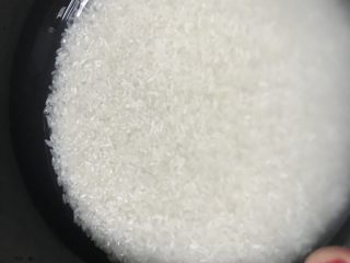 13、香菇腊肠焖饭,大米洗净备用