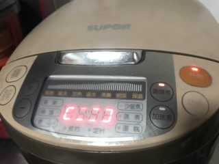 15、香菇腊肠焖饭,香弹煮约30分钟左右就可以吃了