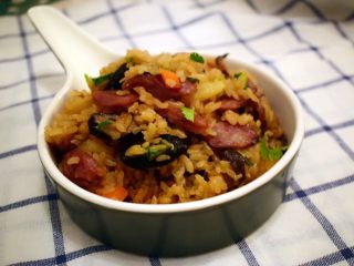 16、香菇腊肠焖饭,出锅时加入香菜更香哦。