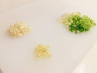 3、麻辣藕片,葱姜蒜切末