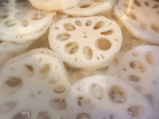 4、麻辣藕片,烧一锅水，将藕片放入沸水中煮至断生即可，约3分钟