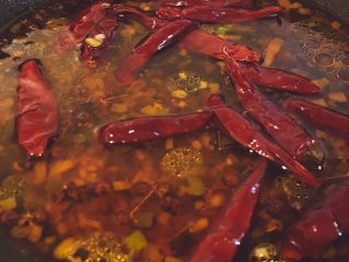 11、麻辣藕片,倒入一碗清水