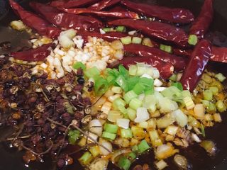 9、麻辣藕片,依次放入干红辣椒、葱姜蒜末和花椒