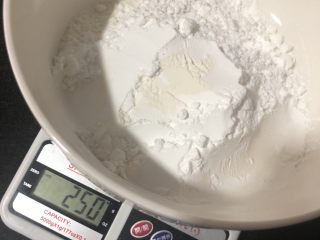 3、紫薯甜饼,趁蒸紫薯的时间，面粉过称，依次称好