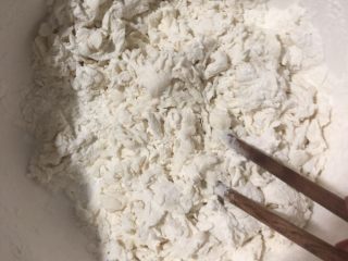 5、紫薯甜饼,所有材料混合均匀，加入水搅拌成棉絮状