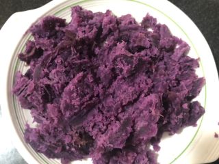 8、紫薯甜饼,蒸好的紫薯去皮压成泥状