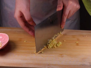 3、这样做的南瓜饼，才是最好吃的！,确适量的大蒜剁成蒜末备用，一小块生姜剁成姜末备用。