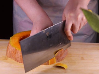 7、这样做的南瓜饼，才是最好吃的！,趁着腌肉的工夫，我们先来处理南瓜，南瓜洗净后去皮备用。