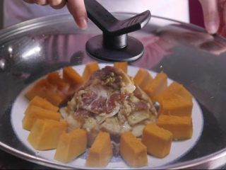 13、这样做的南瓜饼，才是最好吃的！,盖上各种隔水蒸，锅上气候蒸个10分钟左右。