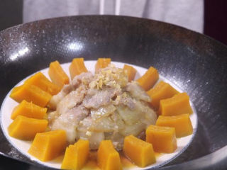 14、这样做的南瓜饼，才是最好吃的！,10分钟左右开盖，这样一盘酱香五花肉蒸南瓜就做好啦。（南瓜很容易蒸熟，所以五花肉可以切的薄一些，这样更容易熟透）