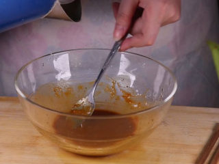 15、这样做的南瓜饼，才是最好吃的！,接着我们来调一个酱汁，一小勺的耗油、一小勺的盐、2勺的生抽，一小勺的黑胡椒粉，2勺的淀粉，最后加入少许的清水一同拌匀。锅烧热后将调好的酱汁下