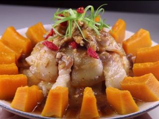 17、这样做的南瓜饼，才是最好吃的！,这样一道酱香五花肉蒸南瓜就做好啦，五花肉搭配南瓜一起吃肥而不腻，又香又好吃呢。