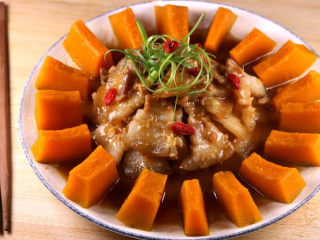 18、这样做的南瓜饼，才是最好吃的！,色香味俱全啊，家里来客人时烧上一道酱香五花肉蒸南瓜备用面子呢。