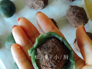 1、抹茶桃山皮红豆月饼～（附红豆馅做法）,Step 2：把桃山皮压扁成片，越大越好，因为红豆馅有点大，这样才能把红豆馅比较容易的包进去。一边包一边要用力捏紧，让月饼皮把红豆馅包裹严实。