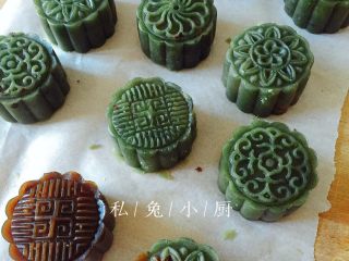 2、抹茶桃山皮红豆月饼～（附红豆馅做法）,Step 3：把包好的月饼球放入50g的月饼模具中，按压脱模，就成了一个超赞的月饼啦。可以在模具内部抹上一层油，方便脱模。