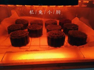 3、抹茶桃山皮红豆月饼～（附红豆馅做法）,Step 4：在做好的月饼表面刷上一层水，放入烤箱，上下火180度，叮12-15分钟。