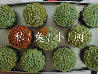 4、抹茶桃山皮红豆月饼～（附红豆馅做法）,Step 5：耶，月饼做好啦~刚出炉的月饼皮会很硬很脆，这时候口感不好。应该放置3天左右，待月饼回油，月饼皮变软再吃，味道会很赞的哦~