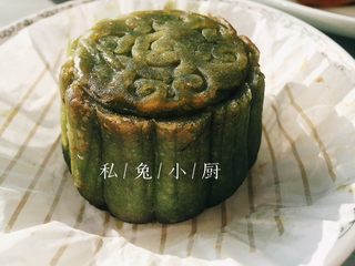 5、抹茶桃山皮红豆月饼～（附红豆馅做法）,3天之后的月饼，回油啦，吃起来超赞，不甜还好吃～