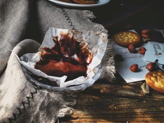 3、快手十分钟的 冰淇淋夹心饼干,融化成巧克力酱，盛出备用