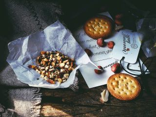 5、快手十分钟的 冰淇淋夹心饼干,盛出备用