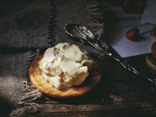 6、快手十分钟的 冰淇淋夹心饼干,挖一小勺冰淇淋放在饼干上