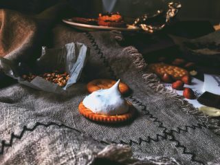 7、快手十分钟的 冰淇淋夹心饼干,牛奶蜜豆馅：挖一勺牛奶冰淇淋放在饼干上